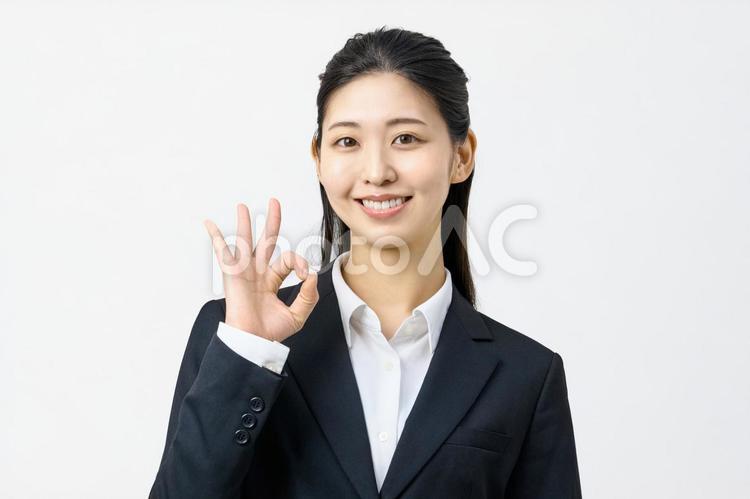 OKサイン　スーツの女性　笑顔 ビジネスウーマン,ok,お得の写真素材