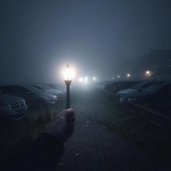 闇と霧に包まれた静かな通りの写真