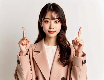 上を指差す女性の写真