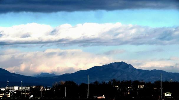 群馬の山<帯状形の雲と子持山> 群馬の山<帯状形の雲と子持山>の写真