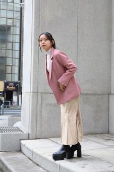 街の様子を眺める女性 女性,可愛い,20代の写真素材