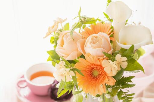 紅茶と花束 花束,薔薇,ガーベラの写真素材