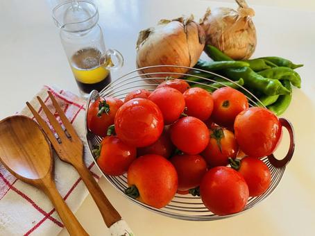 キッチンで作る新鮮野菜のサラダ キッチンで作る新鮮野菜のサラダの写真