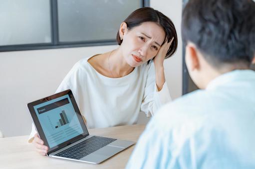 ビジネスの課題・問題報告・相談 ビジネス,会議,打ち合わせの写真素材