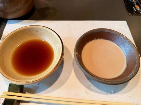 しゃぶしゃぶで答えの出ない二択 しゃぶしゃぶで答えの出ない二択 日本,美味しそう,美味しいの写真素材