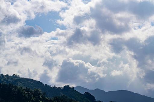 山の上に広がる雲 山の上に広がる雲 雲,空,青空の写真素材