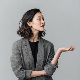 説明するように話す、スーツを着た若い女性の写真