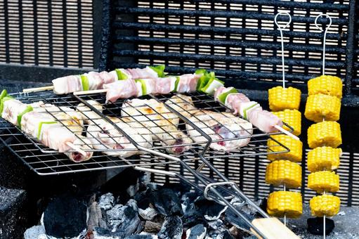 串に刺さったとうもろこしや肉 串焼き,焼き鳥,焼くの写真素材