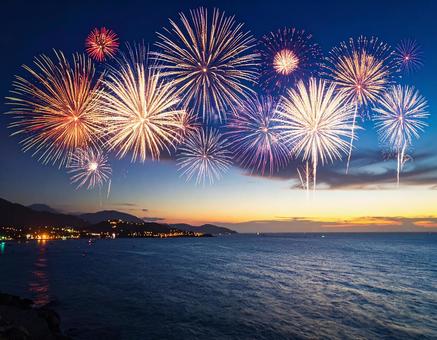 夜空に上がる打ち上げ花火 夜空に上がる打ち上げ花火の写真