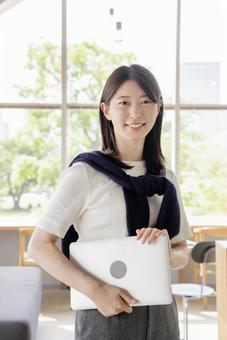 コワーキングスペースで働く女性 コワーキングスペースで働く女性 カフェ,女性,ビジネスウーマンの写真素材