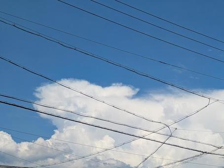 電線と入道雲 電線と入道雲の写真