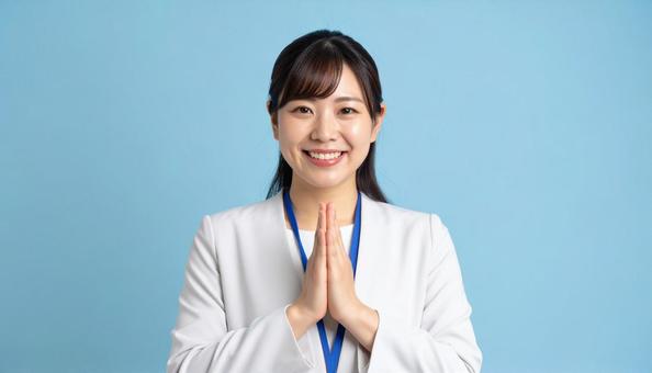 両手をあわせてお願いするビジネスウーマン 両手をあわせてお願いするビジネスウーマンの写真