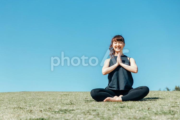 ヨガ（合掌・瞑想・安楽座のポーズ） 瞑想,呼吸法,座位の写真素材