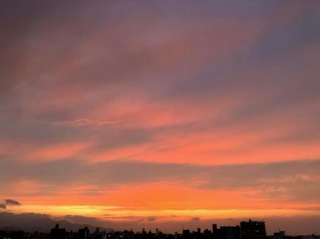 住宅街の夕焼け マジックアワー,コピースペース,幻想的の写真素材