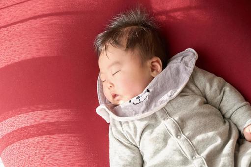 日向でねんねする赤ちゃん 日向でねんねする赤ちゃん 赤ちゃん,ベビー,ねんねの写真素材