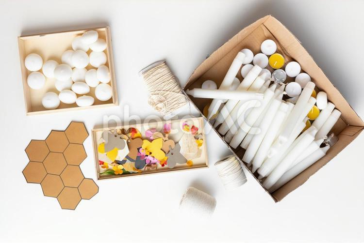 段ボールのキャンドルや切り紙と麻紐など キャンドル,麻紐,丸の写真素材