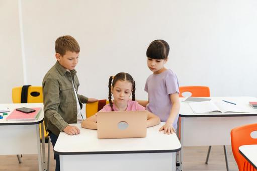 パソコンを見る生徒たち 男の子,女の子,子どもの写真素材
