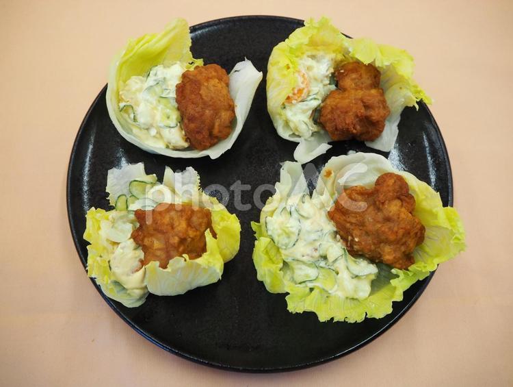 唐揚げとポテトサラダのレタス包み・手料理 唐揚げ,ポテトサラダ,レタス包みの写真素材