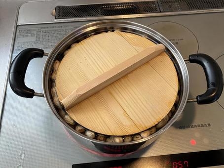 落し蓋を使って料理 落し蓋,フタ,鍋の写真素材