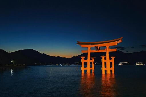厳島神社の鳥居が夕闇に浮かぶ 厳島神社,鳥居,大鳥居の写真素材