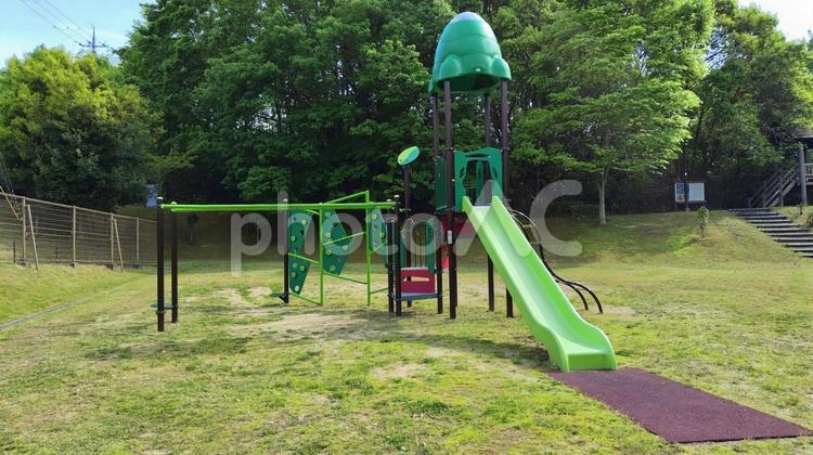 遊具と住宅地の公園 すべり台,遊具,大型の写真素材