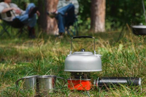 湯気の立つキャンプケトル ケトル,マグカップ,コンロの写真素材