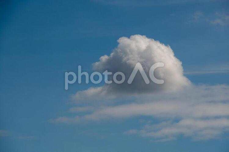青空に浮かぶ雲の写真　　　バンク－バ－　ブリティッシュコロンビア　カナダ 雲,浮かぶ,青空の写真素材