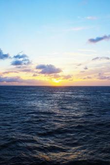 太陽と水平線 その4 太陽と水平線 その4の写真