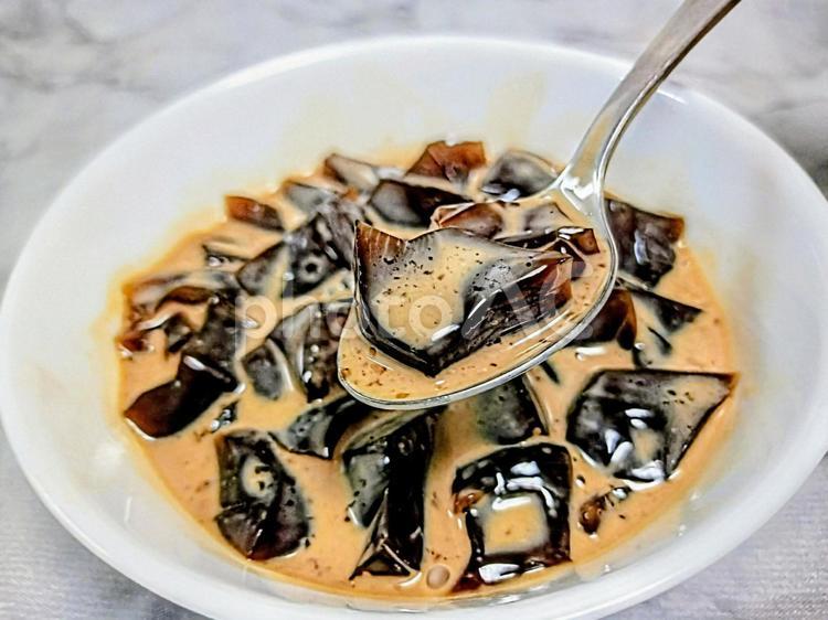コーヒーゼリーを食べる コーヒーゼリー,コーヒー,ゼリーの写真素材