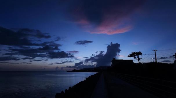夕暮れの海と雲 夕暮れの海と雲の写真