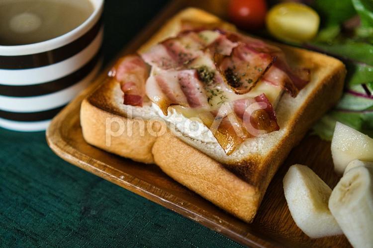 チーズ　トースト　サラダ　ドリンク　クローズアップ パン,トースト,チーズの写真素材