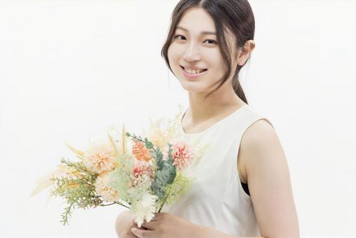 ドライフラワーの花束を持つ女性 ドライフラワーの花束を持つ女性 女性,花,花束の写真素材