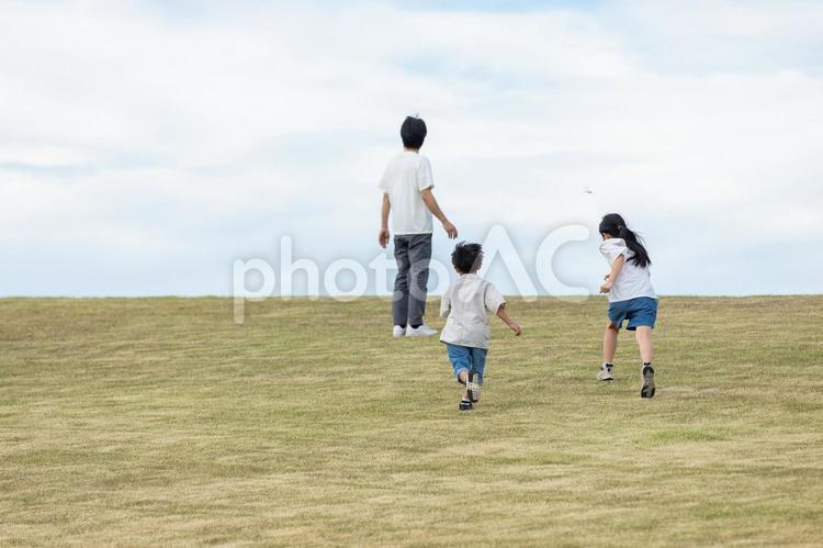 丘の上を歩く親子　on the hill 親子,家族,父親の写真素材
