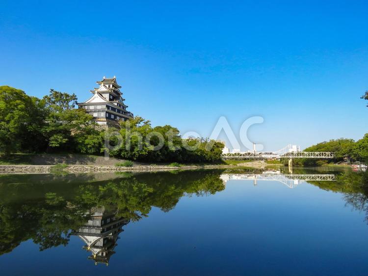 波ひとつない堀の水面に映る岡山城天守閣 岡山城,烏城,天守閣の写真素材