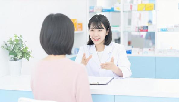笑顔で働く薬剤師の写真