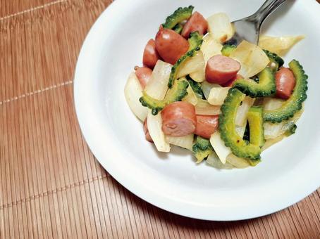 カレー味のゴーヤとウインナー炒め物_3 夏野菜,野菜,ゴーヤの写真素材