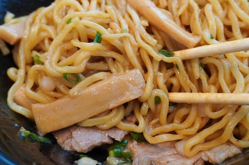 油そばを混ぜる02 油そば,まぜそば,麺の写真素材