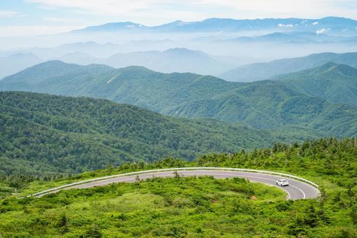 蔵王ハイラインを走るスポーツカー 蔵王ハイラインを走るスポーツカー 風景,自然,景色の写真素材