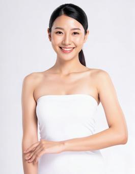 健康的な素肌を持つ女性のバストアップ 健康的な素肌を持つ女性のバストアップの写真