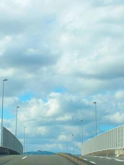 高架橋の頂上　広がる雲 高架橋,頂上,てっぺんの写真素材