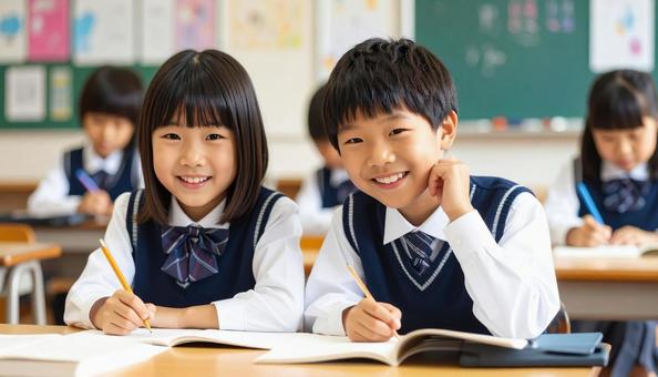 学校の教室で勉強している小学生2人 学校の教室で勉強している小学生2人の写真