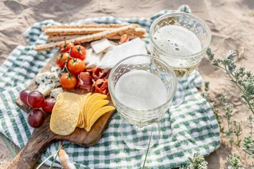 ミニトマトなどの食べ物と飲み物 ぶどう,フルーツ,カマンベールの写真素材