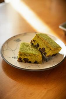 陽光あたる抹茶小豆ケーキ 食べ物,スイーツ,ケーキの写真素材