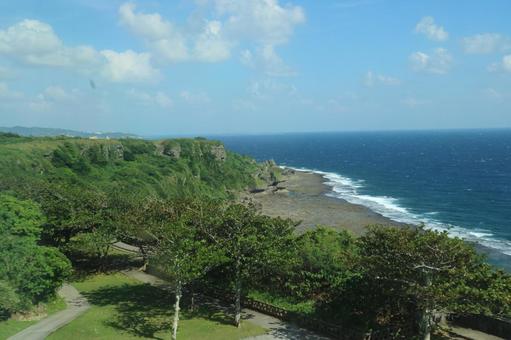 青い海と緑の断崖 自然,風景,海の写真素材