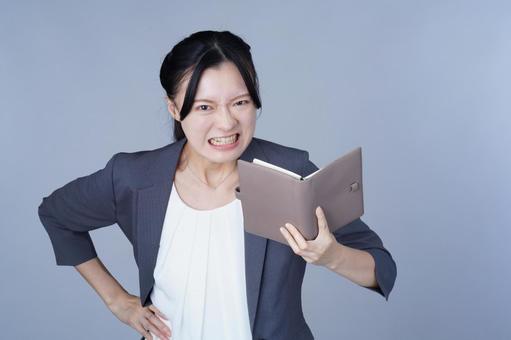 グレーの服の女性が腰に手を当てたの写真