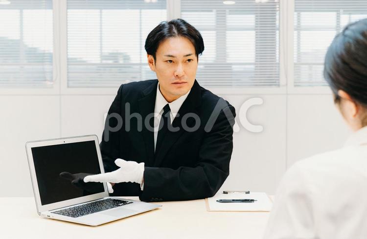 白手袋をつけたビジネスマン（鑑定士） 鑑定士,質屋,鑑定の写真素材