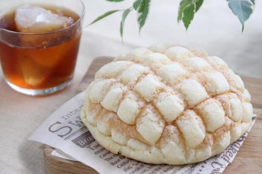 メロンパンとアイスティ(横から) メロンパンとアイスティ(横から) メロンパン,菓子パン,アイスティーの写真素材