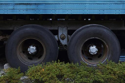 無骨な大型車のタイヤ タイヤ,ゴム,大型の写真素材
