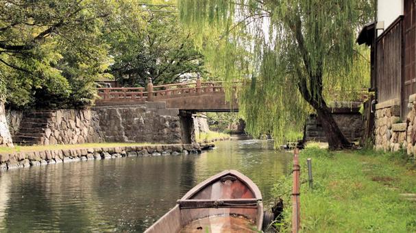 初秋の八幡堀 手漕ぎ和舟と明治橋 初秋の八幡堀 手漕ぎ和舟と明治橋の写真