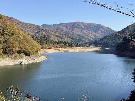 秋晴れの九頭竜湖　紅葉の山肌 土木遺産,建造物,夢のかけはしの写真素材